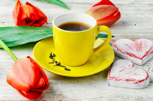Ranní čaj a tulipány — Stock fotografie