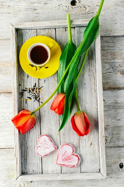 Rano herbata i tulipany — Zdjęcie stockowe