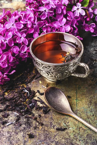 Tea and lilac — Stock Photo, Image