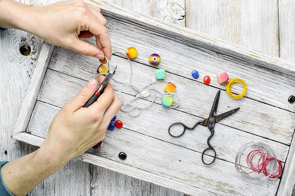 Ambacht van het maken van handgemaakte sieraden — Stockfoto