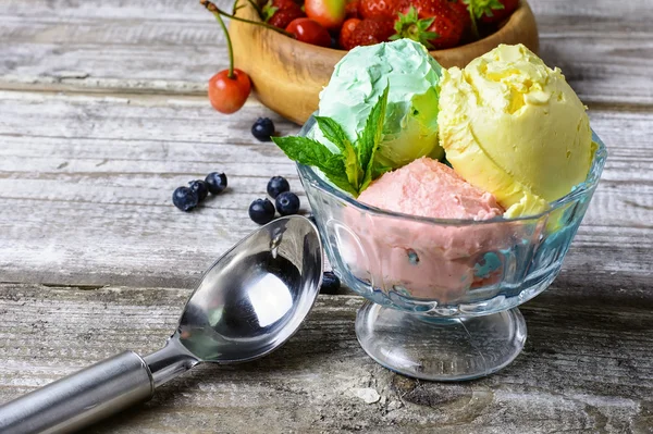 Фрукты и ванильное мороженое — стоковое фото