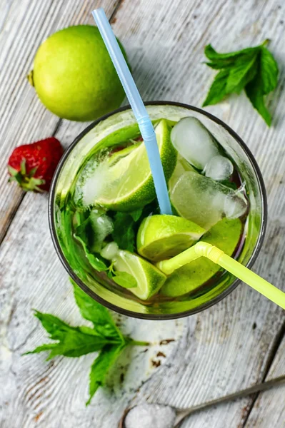 Bebida alcohólica mojito —  Fotos de Stock