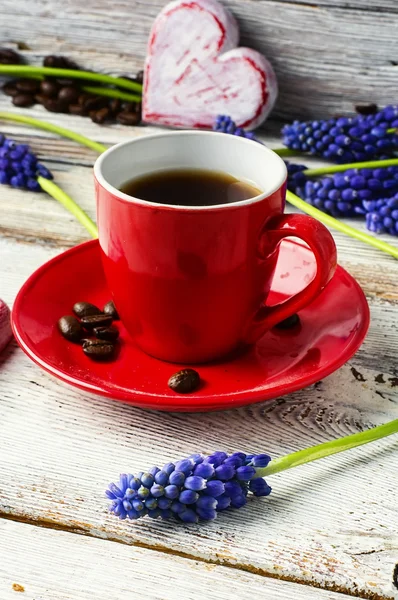 朝のコーヒーと花 — ストック写真
