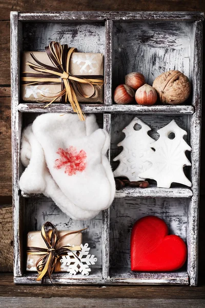 Caja con decoraciones navideñas —  Fotos de Stock