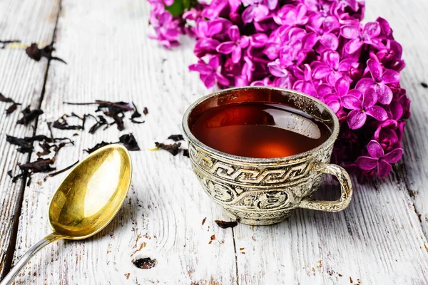 Stilleben med te och gren av lila — Stockfoto