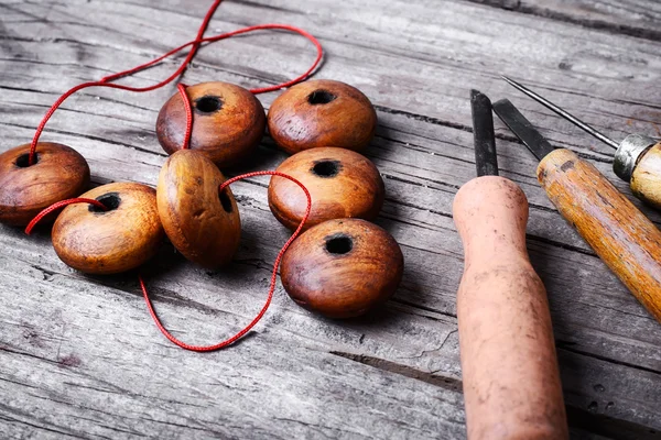 Hecho a mano con perlas de madera — Foto de Stock