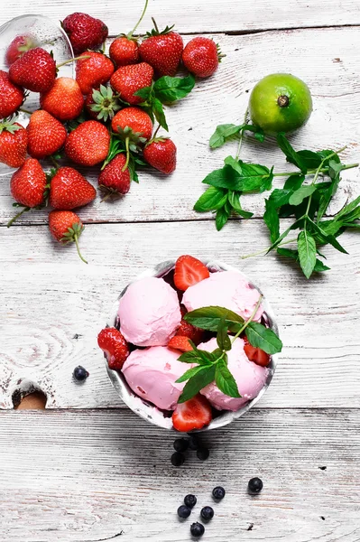 딸기를 곁들인 아이스크림 — 스톡 사진