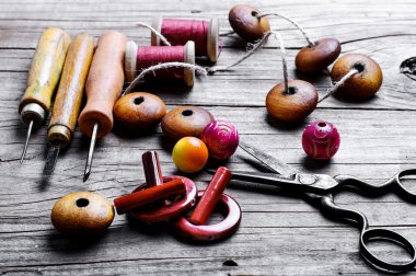 boncuk ve araçlar kümesi