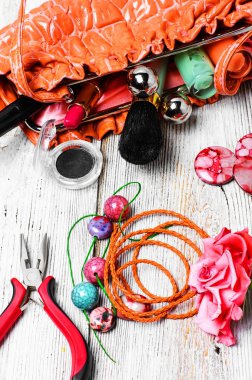 Kerpetenler, boncuk ve Bayan aksesuarları