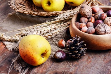 elma ve fındık bir ürün