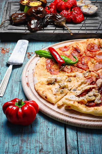Pizza och bakade grönsaker — Stockfoto