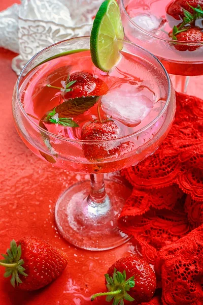Romantic Mojito with strawberry — Stock Photo, Image