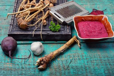 Taze horseradish kökleri