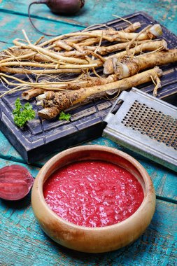 Taze horseradish kökleri