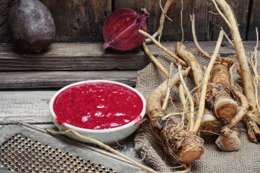 Taze horseradish kökleri