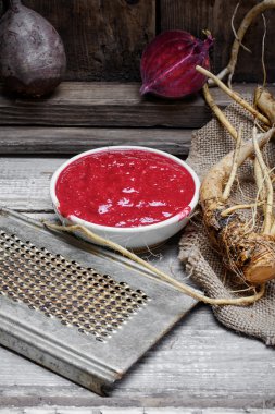 Taze horseradish kökleri