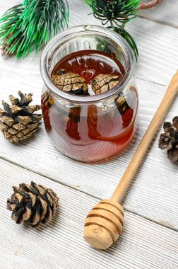 genç çam kozalakları jam