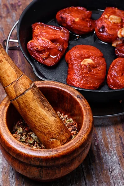 Sun-dried tomatoes in the pan — Stock Photo, Image