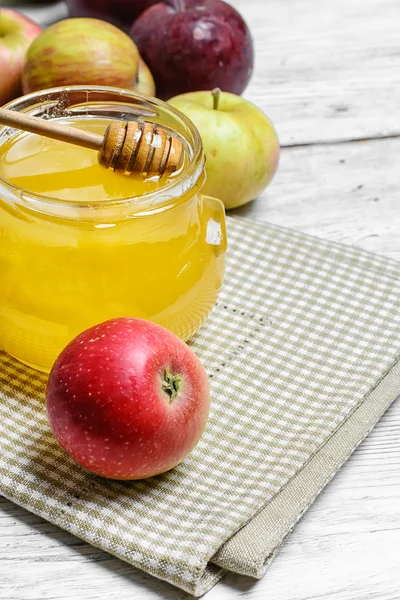 Яблоки и мед — стоковое фото