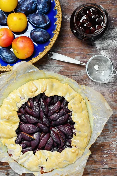 Pie with plums — Stock Photo, Image