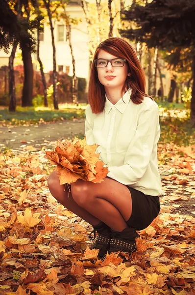 Teen κορίτσι με maple φύλλα στα χέρια — Φωτογραφία Αρχείου