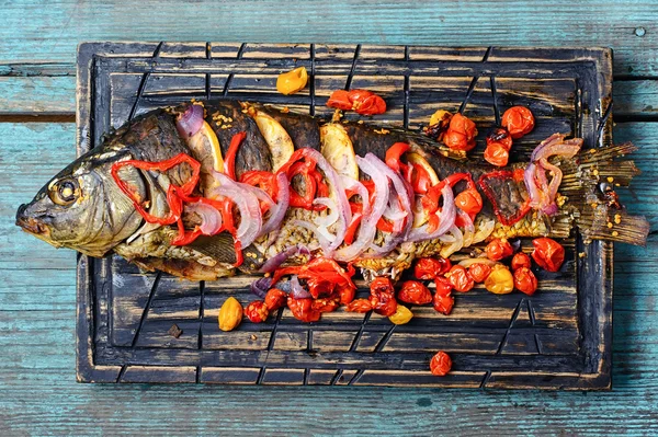 Peşte copt cu legume — Fotografie, imagine de stoc