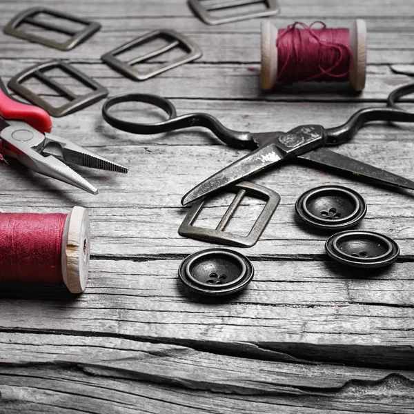 Retro zestaw przycisków, nici i nożyczki — Zdjęcie stockowe