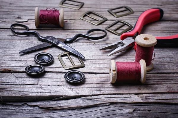 Retro-Set aus Knöpfen, Garn und Schere — Stockfoto