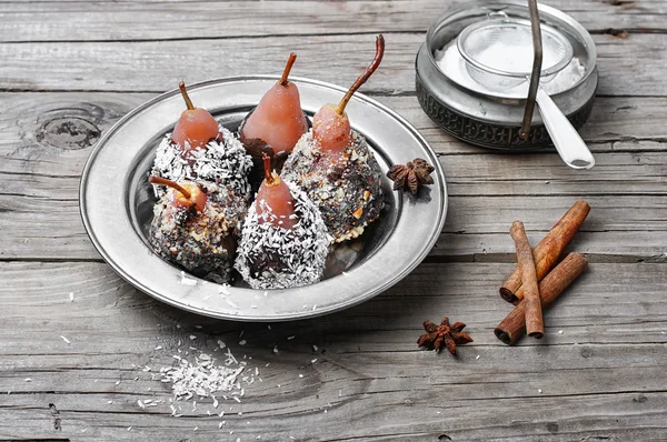 Десерт из груш в шоколаде — стоковое фото