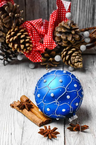Noel oyuncak ve yılbaşı sepeti — Stok fotoğraf