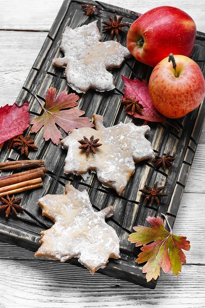 Soubory cookie a podzimní jablka — Stock fotografie