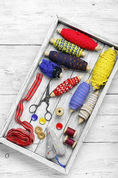 Инструменты для шитья и рукоделия — стоковое фото