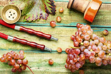 Üzüm aromalı nargile tütünü ile Türk nargilesi. Arapça tüttürme shisha.