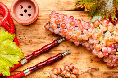 Üzüm tütünlü nargile. Ahşap arka planda üzüm kokulu nargile.