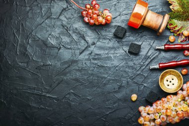 Üzüm aromalı shisha tütünlü Türk nargilesi. Metinler için yer var.