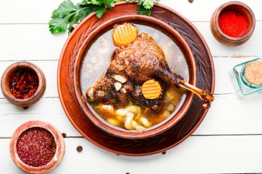 Bir kase iştah açıcı sağlıklı kaz veya ördek çorbası. Tavuk çorbası.