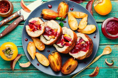 Hurmalı fırında domuz eti. Meyvelerle doldurulmuş et. Dilimlenmiş lezzetli köfte.