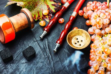 Üzüm aromalı nargile tütünü ile Türk nargilesi. Arapça tüttürme shisha.