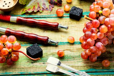 Üzüm tütünlü gevşeme nargilesi. Üzüm kokulu nargile. Çilekli nargile.