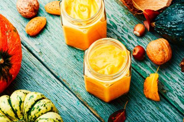 Cam kavanozlarda sağlıklı balkabağı püresi. Geleneksel sonbahar yemekleri.