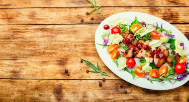 Domatesli salata, salatalık, marul ve biftek. Izgara biftek.