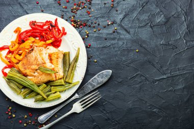 Sebzelerle pişirilmiş balık el bombası. Fotokopi aletiyle düzleştirilmiş.