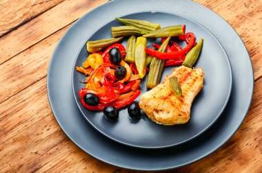 Bamya ve kırmızı biberli fırında balık.