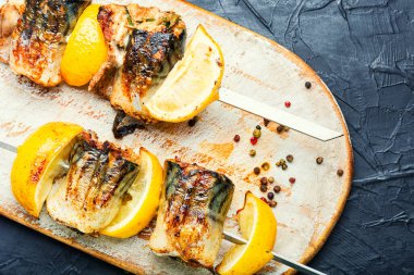 Limonlu ızgara uskumru. Izgara balık kebabı.