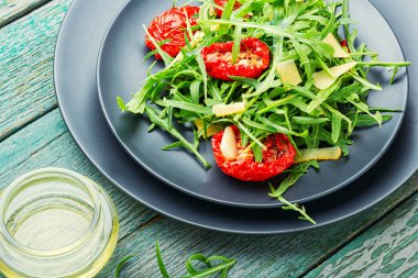 Yaz İtalyan salatası, roka ve kurutulmuş domates. Diyet menü.