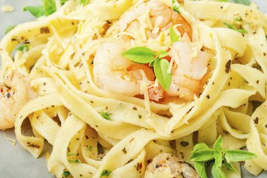 Bir tabak makarnayı karidesle kapat. İtalyan makarnası fettuccine.