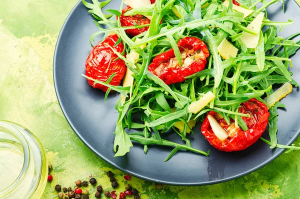 Zomer Italiaanse Salade Met Arugula Zongedroogde Tomaten — Stockfoto