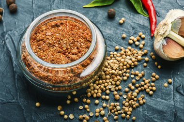 Baharat ya da baharat, kuru adjika, adjika malzemeleri.