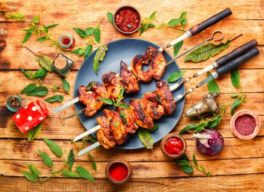Isırgan salamuralı şiş kebap. Şişte et, barbeküde et.
