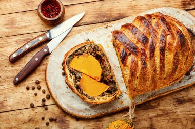 Wellington balkabağı, fırında mantar ve balkabağı ile doldurulmuş bir somun ekmek..